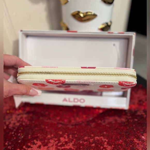 ALDO 💋NWT💋Women's Cream with Kiss Print Wallet/Wristlet - Picture 3 of 9